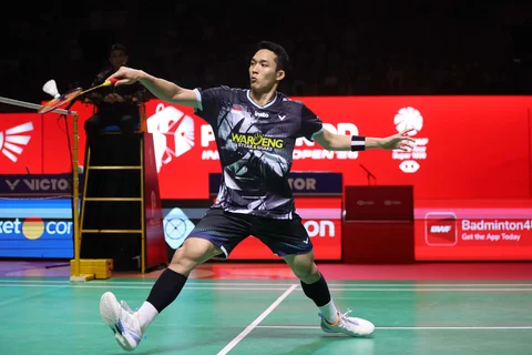 Pebulu tangkis tunggal putra Indonesia Jonatan Christie  saat bertanding melawan  tunggal putra Kanada Victor Lai pada final Polytron Indonesia Open 2026 di Istora Senayan, Jakarta, Minggu (7/6/2026).