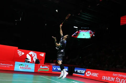Pebulu tangkis tunggal putra Indonesia Jonatan Christie  saat bertanding melawan  tunggal putra Kanada Victor Lai pada final Polytron Indonesia Open 2026 di Istora Senayan, Jakarta, Minggu (7/6/2026).