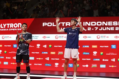 Pebulu tangkis tunggal putra Indonesia Jonatan Christie (kiri) dan tunggal putra Kanada Victor Lai (kanan) berfoto bersama usai pertandingan final Polytron Indonesia Open 2026 di Istora Senayan, Jakarta, Minggu (7/6/2026).