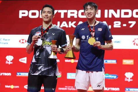 Pebulu tangkis tunggal putra Indonesia Jonatan Christie (kiri) dan tunggal putra Kanada Victor Lai (kanan) berfoto bersama pialanya usai pertandingan final Polytron Indonesia Open 2026 di Istora Senayan, Jakarta, Minggu (7/6/2026).