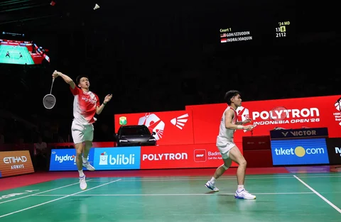 Pebulu tangkis ganda putra Indonesia Nikolaus Joaquin dan Raymond Indra saat bertanding melawan ganda putra Malaysia Goh Sze Fei dan Nur Izzuddin pada final Polytron Indonesia Open 2026 di Istora Senayan, Jakarta, Minggu (7/6/2026).