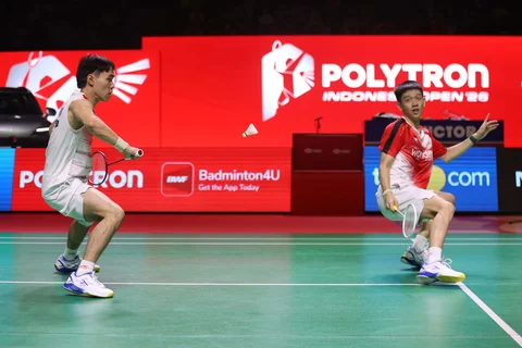 Pebulu tangkis ganda putra Indonesia Nikolaus Joaquin dan Raymond Indra saat bertanding melawan ganda putra Malaysia Goh Sze Fei dan Nur Izzuddin pada final Polytron Indonesia Open 2026 di Istora Senayan, Jakarta, Minggu (7/6/2026).