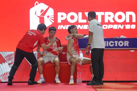 Pebulu tangkis ganda putra Indonesia Nikolaus Joaquin dan Raymond Indra saat bertanding melawan ganda putra Malaysia Goh Sze Fei dan Nur Izzuddin pada final Polytron Indonesia Open 2026 di Istora Senayan, Jakarta, Minggu (7/6/2026).