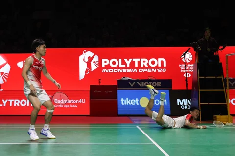 Pebulu tangkis ganda putra Indonesia Nikolaus Joaquin dan Raymond Indra saat bertanding melawan ganda putra Malaysia Goh Sze Fei dan Nur Izzuddin pada final Polytron Indonesia Open 2026 di Istora Senayan, Jakarta, Minggu (7/6/2026).