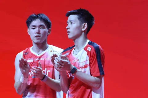 Pebulu tangkis ganda putra Indonesia Raymond Indra dan Nikolaus Joaquin berfoto usai dikalahkan ganda putra Malaysia Goh Sze Fei dan Nur Izzuddin pada final Polytron Indonesia Open 2026 di Istora Senayan, Jakarta, Minggu (7/6/2026).