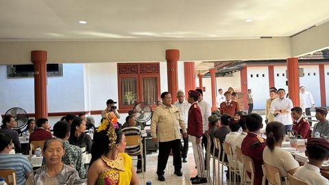 Momen Menarik saat Prabowo Makan Siang Bersama Siswa Sekolah Rakyat Bali