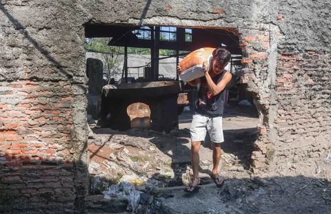 Pekerja membawa karung berisi kedelai  impor di salah satu sentra produksi kawasan Pasir Putih, Depok,  Jawa Barat, Senin  (08/06/2026).
