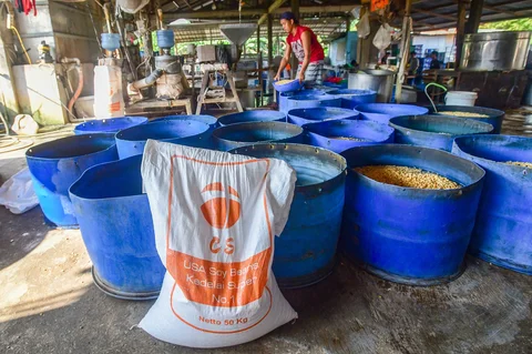 Pekerja menyelesaikan pembuatan tahu di salah satu sentra produksi kawasan Pasir Putih, Depok,  Jawa Barat, Senin  (08/06/2026).
