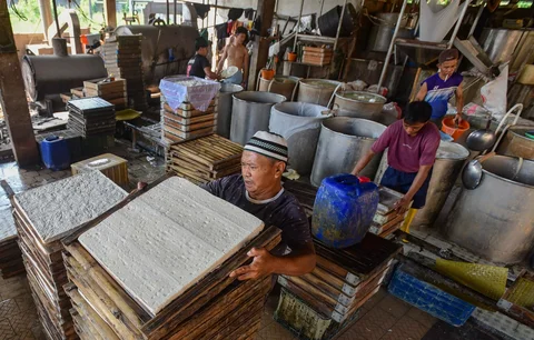 Pekerja menyelesaikan pembuatan tahu di salah satu sentra produksi kawasan Pasir Putih, Depok,  Jawa Barat, Senin  (08/06/2026).