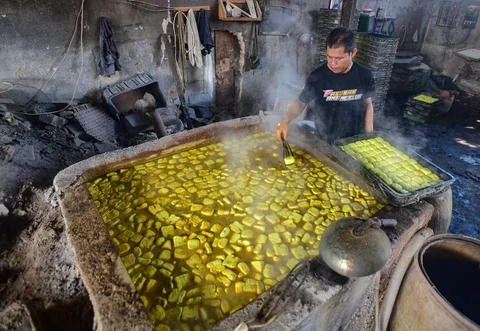 Pekerja menyelesaikan pembuatan tahu di salah satu sentra produksi kawasan Pasir Putih, Depok,  Jawa Barat, Senin  (08/06/2026).