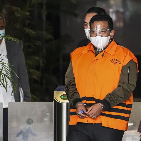 Wali Kota Tanjung Balai M Syahrial (MS) usai menjalani pemeriksaan di Gedung KPK, Jakarta, Sabtu (24/4/2021). KPK resmi menahan M Syahrial karena diduga kuat telah menyogok penyidik KPK, Stepanus Robin Pattuju, senilai Rp 1,5 miliar. (Liputan6.com/Johan Tallo)