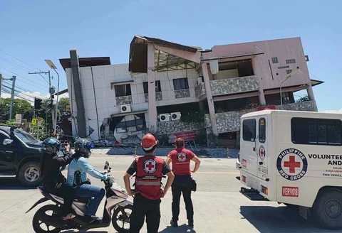 Tim penyelamat memeriksa kerusakan setelah gempa bumi di General Santos, Filipina, Senin, (08/06/2026).