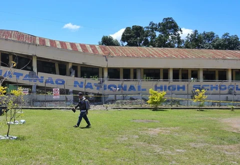 Seorang pria berjalan melewati gedung sekolah SMA Nasional Matanao yang runtuh pasca gempa di Matanao, Davao del Sur, Mindanao, Filipina Senin (08/06/2026).