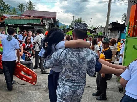 Seorang anggota Penjaga Pantai membawa seorang siswa yang terdampak gempa di Sta Cruz, Davao del Sur, Filipina Senin (08/06/2026).