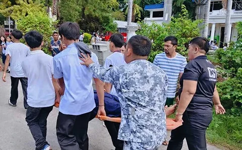 Anggota Penjaga Pantai bersama siswa membawa seorang siswa yang terdampak gempa di Sta Cruz, Davao del Sur, Filipina Senin (08/06/2026).