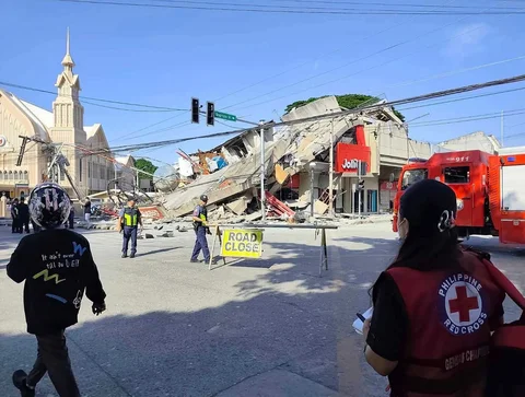 Tim penyelamat memeriksa kerusakan setelah gempa bumi di General Santos, Filipina, Senin, (08/06/2026).