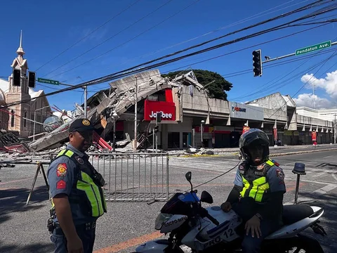 Polisi berkumpul di depan reruntuhan restoran cepat saji Jollibee setelah gempa bumi berkek magnitude 7,8 di Kota General Santos,  Filipina, Senin, 8 Juni 2026.