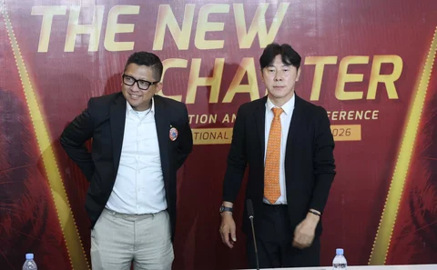 Pelatih Persija  Jakarta Shin Tae-yong bersama  Presiden Persija Mohamad Prapanca saat konpers di Jakarta International Stadium, Jakarta, Senin (8/6/2026) siang WIB.