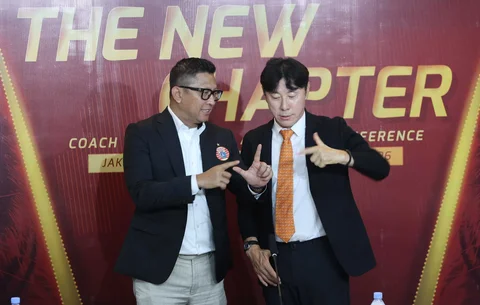 Pelatih Persija  Jakarta Shin Tae-yong bersama  Presiden Persija Mohamad Prapanca saat konpers di Jakarta International Stadium, Jakarta, Senin (8/6/2026) siang WIB.