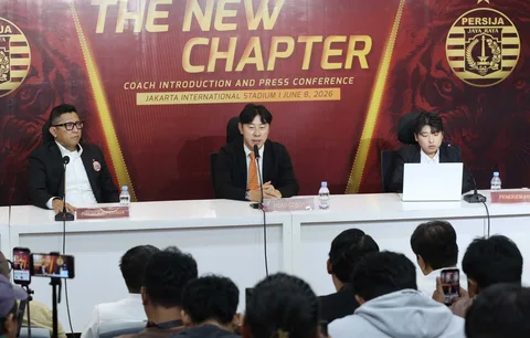 Pelatih Persija  Jakarta Shin Tae-yong bersama  Presiden Persija Mohamad Prapanca saat konpers di Jakarta International Stadium, Jakarta, Senin (8/6/2026) siang WIB.
