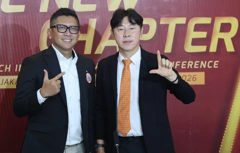 Pelatih Persija  Jakarta Shin Tae-yong bersama  Presiden Persija Mohamad Prapanca saat konpers di Jakarta International Stadium, Jakarta, Senin (8/6/2026) siang WIB.