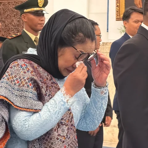 Tangis Nanik S Deyang usai dilantik jadi Kepala BGN