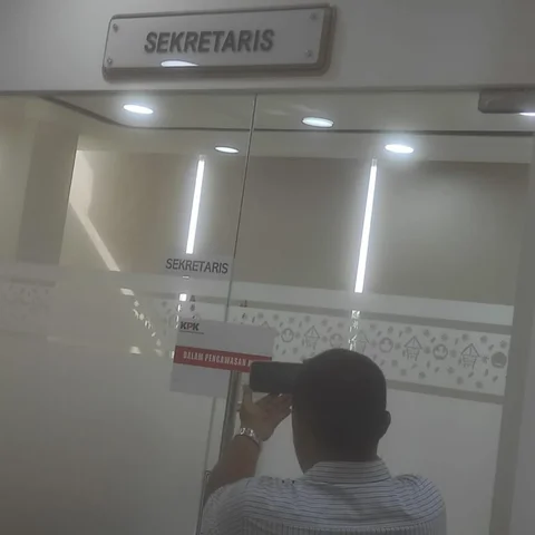KPK Segel Ruang Sekretaris Diknas Muara Enim