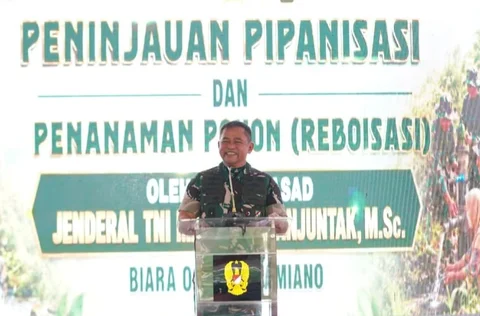 Kepala Staf Angkatan Darat (Kasad) Jenderal TNI Maruli Simanjuntak saat meresmikan jaringan pipanisasi air bersih dan kegiatan reboisasi di kawasan Biara OSF San Damiano, Pandan, Kabupaten Tapanuli Tengah, Sumatera Utara, Senin (8/6/2026).