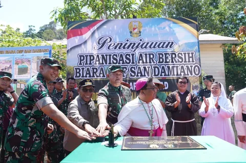 Kepala Staf Angkatan Darat (Kasad) Jenderal TNI Maruli Simanjuntak saat meresmikan jaringan pipanisasi air bersih dan kegiatan reboisasi di kawasan Biara OSF San Damiano, Pandan, Kabupaten Tapanuli Tengah, Sumatera Utara, Senin (8/6/2026).