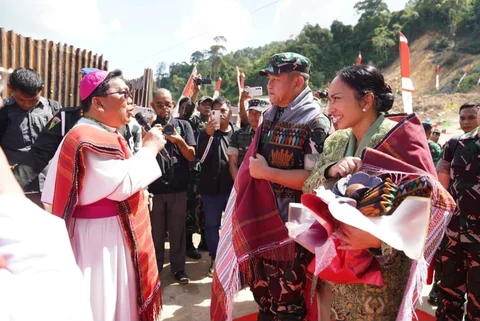 Kepala Staf Angkatan Darat (Kasad) Jenderal TNI Maruli Simanjuntak bersama Ketua Umum Persit Kartika Chandra Kirana Ny. Uli Simanjuntak saat meresmikan jaringan pipanisasi air bersih dan kegiatan reboisasi di kawasan Biara OSF San Damiano, Pandan, Kabupaten Tapanuli Tengah, Sumatera Utara, Senin (8/6/2026).