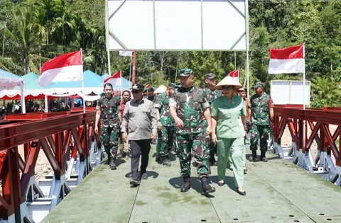 Kepala Staf Angkatan Darat (Kasad) Jenderal TNI Maruli Simanjuntak bersama Ketua Umum Persit Kartika Chandra Kirana Ny. Uli Simanjuntak saat meresmikan jaringan pipanisasi air bersih dan kegiatan reboisasi di kawasan Biara OSF San Damiano, Pandan, Kabupaten Tapanuli Tengah, Sumatera Utara, Senin (8/6/2026).