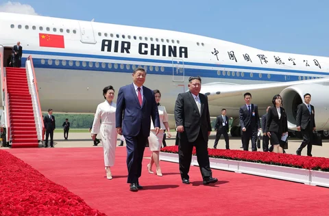 Pemimpin Korea Utara Kim Jong Un (kanan) dan istrinya Ri Sol Ju (belakang kanan) menyambut Presiden Tiongkok Xi Jinping (kiri) dan istrinya Peng Liyuan (belakang kiri) saat kedatangan mereka di Bandara Pyongyang, Korea Utara, Senin (08/06/2026)/
