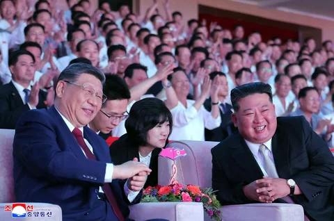 Pemimpin Korea Utara Kim Jong Un (kanan) dan Presiden Tiongkok Xi Jinping (kiri) menyaksikan pertunjukan penyambutan di Gimnasium Pyongyang,  Korea Utara, Senin (08/06/2026).