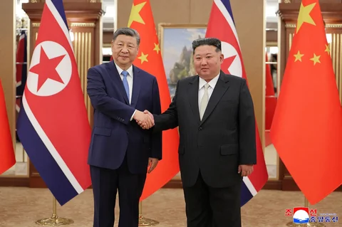 Pemimpin Korea Utara Kim Jong Un (kanan) dan Presiden Tiongkok Xi Jinping berjabat tangan sebelum pertemuan mereka di Rumah Tamu Negara Kumsusan di Pyongyang,  Korea Utara, Senin (08/06/2026).