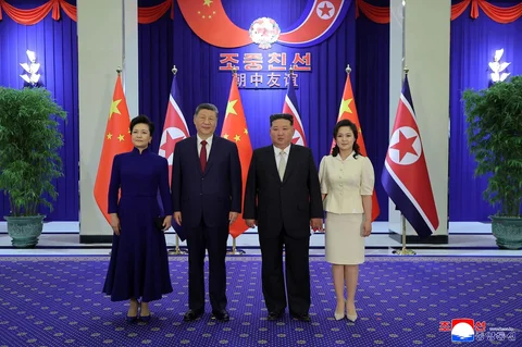 Pemimpin Korea Utara Kim Jong Un (kedua dari kanan) dan istrinya Ri Sol Ju (kanan), Presiden Tiongkok Xi Jinping (kedua dari kiri) dan istrinya Peng Liyuan (kiri) berpose untuk foto kenangan di Pyongyang, Korea Utara, Senin (08/06/2026).
