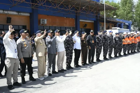 Gubernur Kalimantan Selatan H. Muhidin bersama jajaran Forkopimda, perwakilan Bank Indonesia, dan TNI Angkatan Laut melepas KRI HIU-634 pada pelaksanaan Ekspedisi Rupiah Berdaulat (ERB) 2026 di Pelabuhan Trisakti, Banjarmasin, Kalimantan Selatan, Senin (9/6/2026).