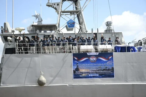 Kru KRI HIU-634 bersiap menjalankan misi Ekspedisi Rupiah Berdaulat (ERB) 2026 di Pelabuhan Trisakti, Banjarmasin, Kalimantan Selatan, Senin (09/06/2026).