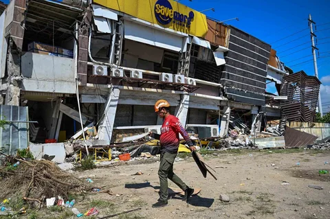 Seorang petugas bersiap untuk ikut serta dalam operasi pencarian dan penyelamatan di luar gedung yang runtuh setelah gempa bumi berkekuatan 7,8  magnitude di Kota General Santos, Filipina, Selasa (09/06/2026).