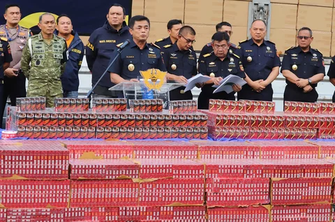 Direktur Jenderal Bea dan Cukai Djaka Budhi Utama saat konpers penindakan rokok ilegal di Kantor Pusat DJBC, Jakarta, Selasa (09/06/2026).