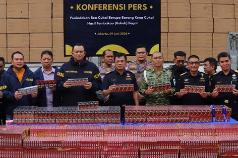Direktur Jenderal Bea dan Cukai Djaka Budhi Utama menunjukkan rokok ilegal di Kantor Pusat DJBC, Jakarta, Selasa (09/06/2026).