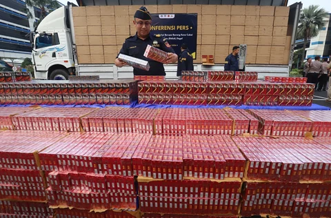 Petugas Bea Cukai memeriksa rokok ilegal di Kantor Pusat DJBC, Jakarta, Selasa (09/06/2026).