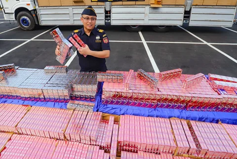 Petugas Bea Cukai menunjukkan rokok ilegal di Kantor Pusat DJBC, Jakarta, Selasa (09/06/2026).
