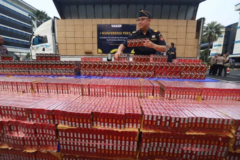 Petugas Bea Cukai menunjukkan rokok ilegal di Kantor Pusat DJBC, Jakarta, Selasa (09/06/2026).