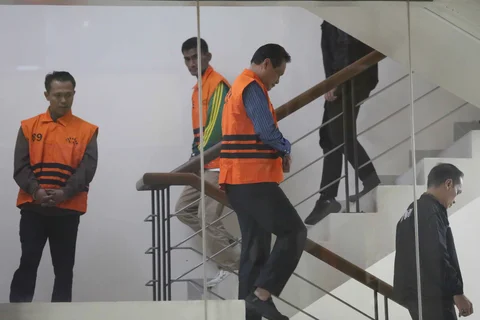 Bupati Muara Enim, Edison, berjalan meninggalkan gedung Merah Putih Komisi Pemberantasan Korupsi (KPK) usai menjalani pemeriksaan, Jakarta, Selasa (9/6/2026).
