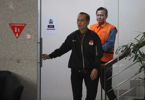 Bupati Muara Enim, Edison, berjalan meninggalkan gedung Merah Putih Komisi Pemberantasan Korupsi (KPK) usai menjalani pemeriksaan, Jakarta, Selasa (9/6/2026).