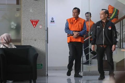 Bupati Muara Enim, Edison, berjalan meninggalkan gedung Merah Putih Komisi Pemberantasan Korupsi (KPK) usai menjalani pemeriksaan, Jakarta, Selasa (9/6/2026).