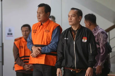 Bupati Muara Enim, Edison, berjalan meninggalkan gedung Merah Putih Komisi Pemberantasan Korupsi (KPK) usai menjalani pemeriksaan, Jakarta, Selasa (9/6/2026).