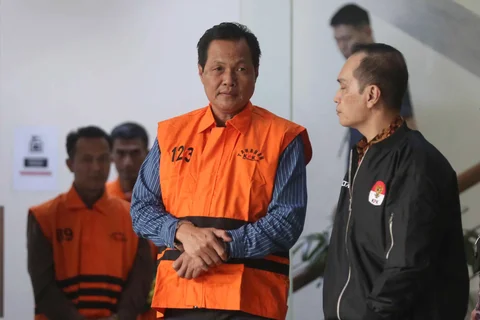 Bupati Muara Enim, Edison, berjalan meninggalkan gedung Merah Putih Komisi Pemberantasan Korupsi (KPK) usai menjalani pemeriksaan, Jakarta, Selasa (9/6/2026).