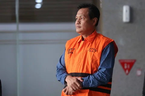 Bupati Muara Enim, Edison, berjalan meninggalkan gedung Merah Putih Komisi Pemberantasan Korupsi (KPK) usai menjalani pemeriksaan, Jakarta, Selasa (9/6/2026).