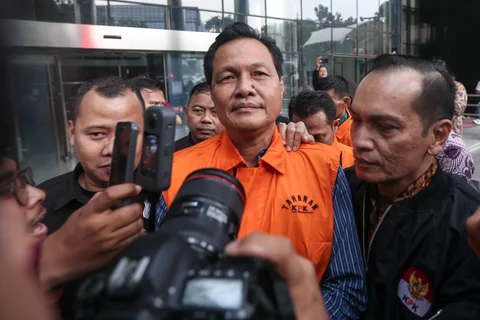 Bupati Muara Enim, Edison, berjalan meninggalkan gedung Merah Putih Komisi Pemberantasan Korupsi (KPK) usai menjalani pemeriksaan, Jakarta, Selasa (9/6/2026).